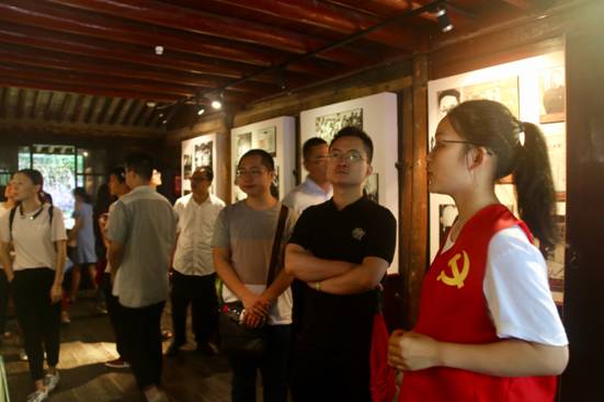 ”追寻革命印迹，情系红色鄞州“十大菠菜网站
寻迹小分队-故居讲解